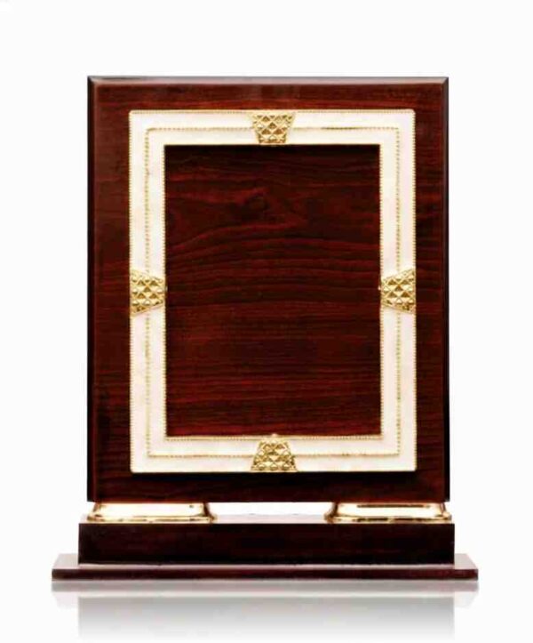 Wooden Memento under 900